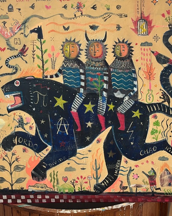 Gemälde: drei sonnenköpfige Figuren reiten auf einem schwarzen, sternbesetzten Panther, umgeben von Schlangen, Pflanzen und Inschriften